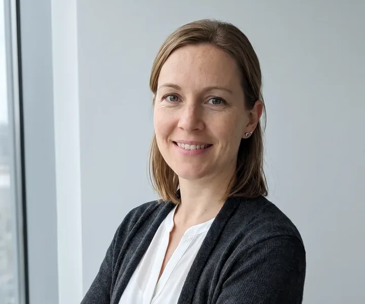 Helen Metsalu seisab käed rinnal kontori akna juures ja naeratab, valge pluus ja tumehall kampsunjakk, lekketeate kõnes küsib kontor, kas vesi tilgub lae keskelt või seina äärest.