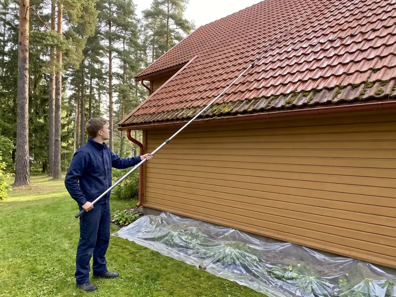 Noor meister suunab murult teleskoopvarre punase savikivikatuse räästale, peenral on kile, Kivimäe vanadel villadel vahetatakse katkine savikivi sama profiiliga vana kivi vastu, mis tuuakse Nõmme lammutatud majadelt.