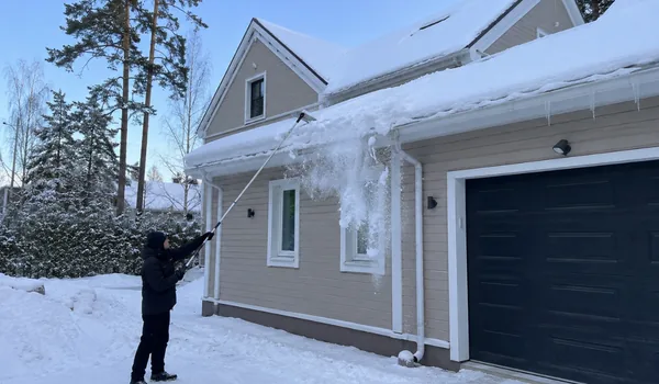 Lume ja jää eemaldamine katuselt, meister lükkab maast pika varrega räästalt lund ja jääpurikaid alla, lumetööde päeval saadab kontor kliendile hommikul sõnumi kellaajaga, millal brigaad katusele tõuseb.