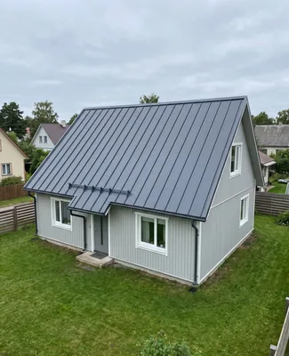 Pärast katusevahetust uus tumehall plekk-katus sirgete valtsiridade, harja ja korras räästaga, välisukse kohale paigaldatakse katusele lumetõke, et katuselt libisev lumi ei kukuks ukse ette.